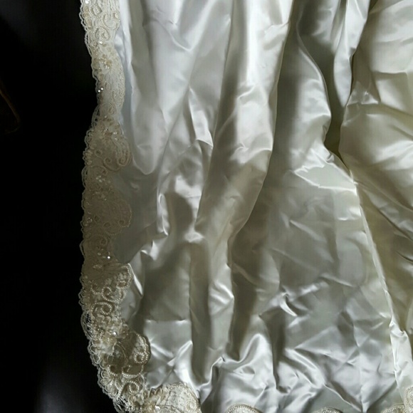 WEDDING DRESS - Picture 3 of 4