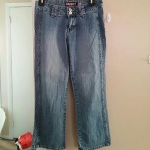 ⭐〰 Jean Capris w/ Swirl design on the sides⭐