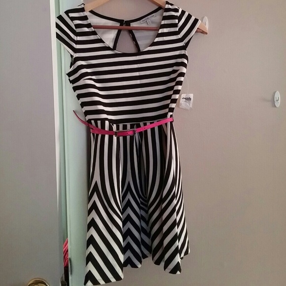 ๐NWT Black/White Skater Dress w/ Pink Belt