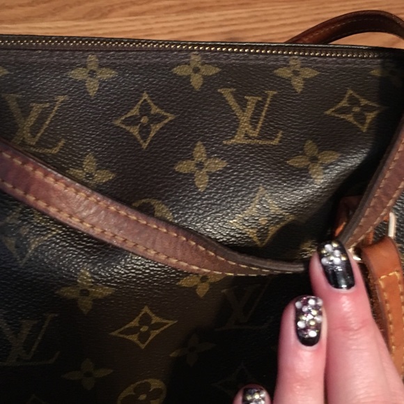 Authentic Louis Vuitton Monogram Papillon 30 Bag - Picture 3 of 7