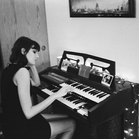 Meet your Posher, Elizabeth - Picture 2 of 3