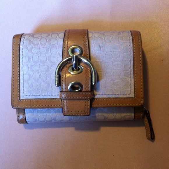 Coach Handbags - BNWOT lavender COACH leather bi-fold wallet.