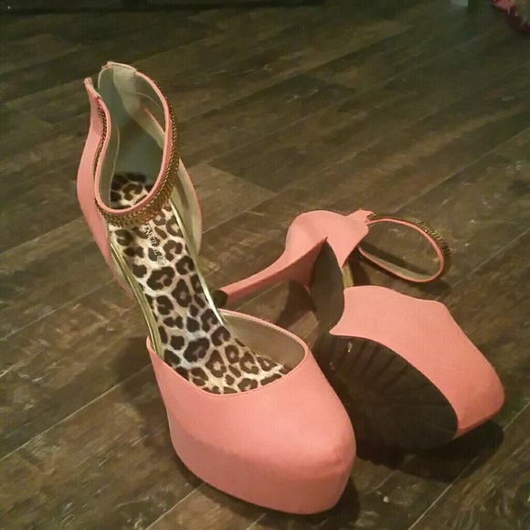 Coral pumps with straps