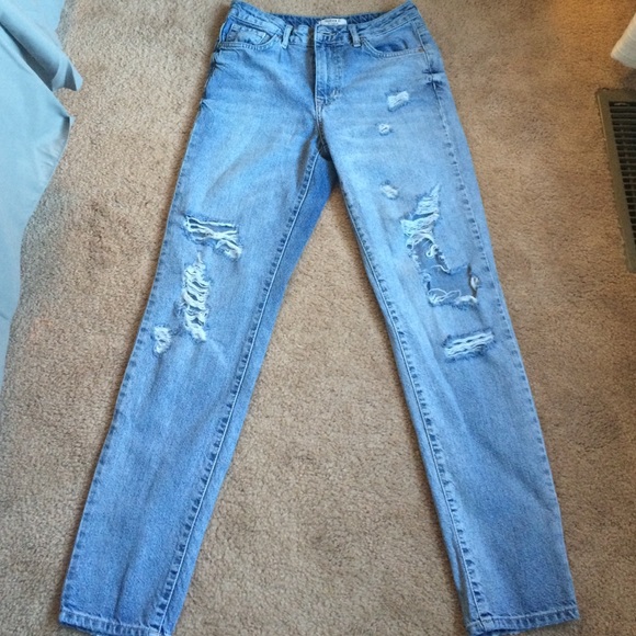FOREVER 21 DISTRESSED BOYFRIEND JEANS 💙