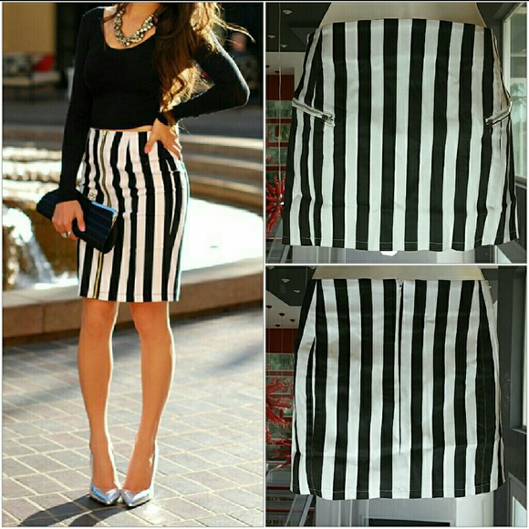 Dresses & Skirts - 🆕Black and white striped mini skirt NWT