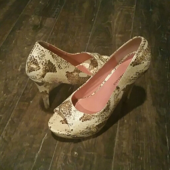 Snake skined peep toe pumps