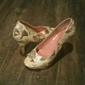 Snake skined peep toe pumps