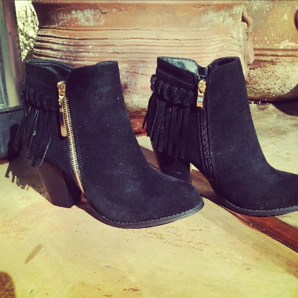 Shoes - 🌵🍁🌵Trendy black fringe suede bootie🌵🍁🌵