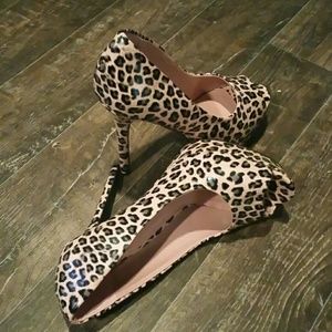 Pink lepard print pumps