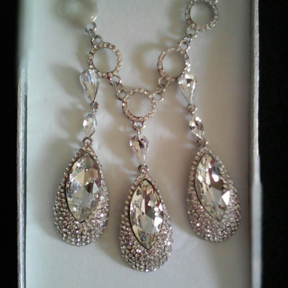 Jewelry - Boxed Silver clear pendant necklace and earrings