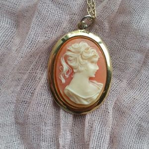 Very detailed cameo neclace