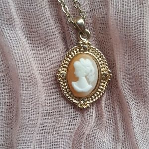 Small cameo neclace