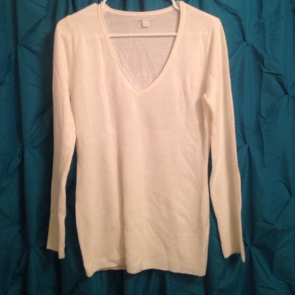 CLOSET CLEAROUT: New York &Co ivory v-neck sweater