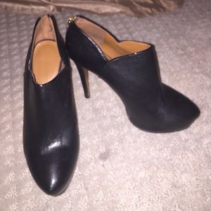 Hardly worn Nine West ankle boots with zipper.