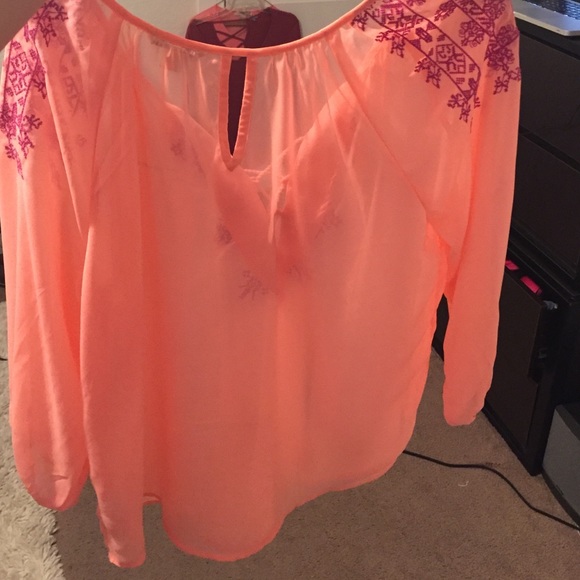 Adorable loose top - Picture 2 of 3