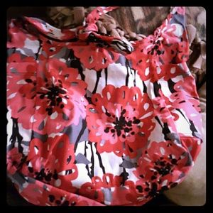 31 cross body bag. Reversible.  Side pockets.