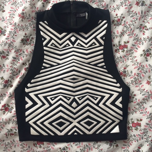 Urban Outfitters Tops - 🎉HP🎉 UO High neck geometric tank