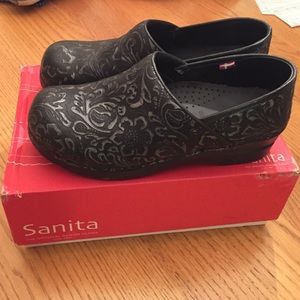 Embossed Black and silver Sanita