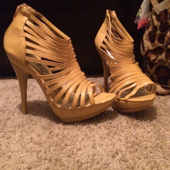 Like new wore 1-2 times for sell hardly used