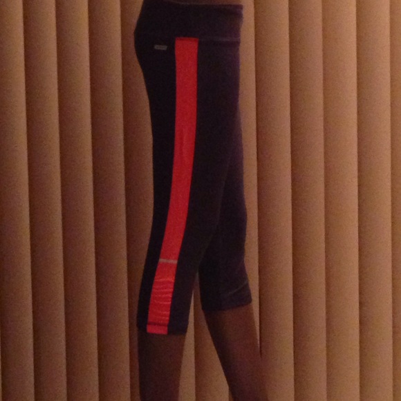 Medium Fitted Fitness Capri - Picture 2 of 4