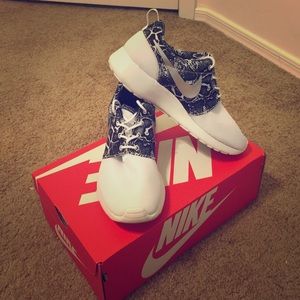 🎉Nike Print Roshe 🎉