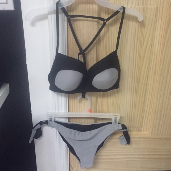 Bikini - Picture 1 of 2
