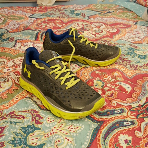 Under Armour Spine Sneakers 6.5 (fits like 7.5)