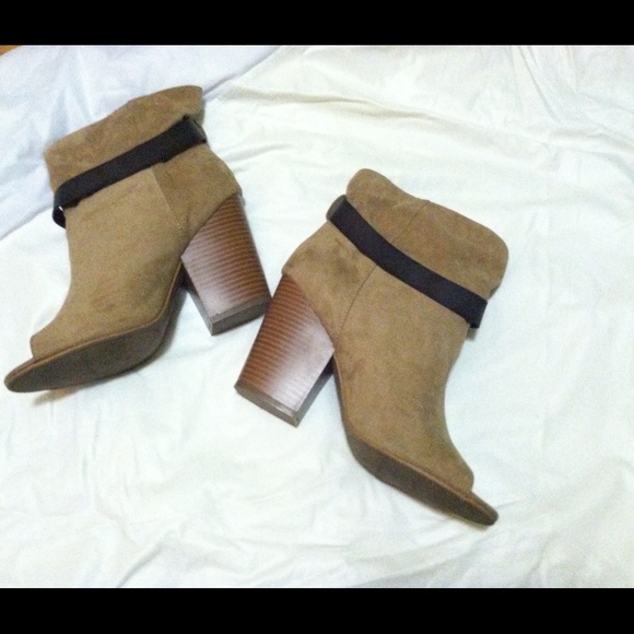 Chic stacked heel peep toe. - Picture 2 of 3