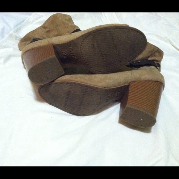 Chic stacked heel peep toe. - Picture 3 of 3