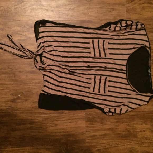Cute top with front pocket - Picture 1 of 1