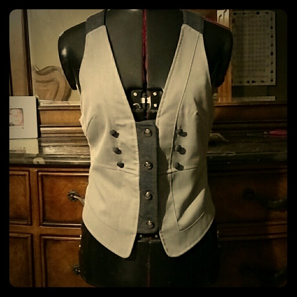Charming grey vest