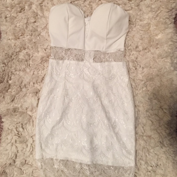 Vcut lace dress size small