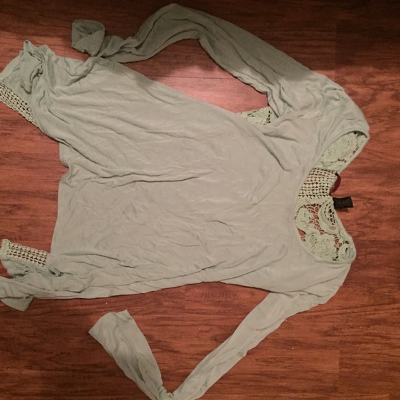 Cute buckle top - Picture 1 of 2
