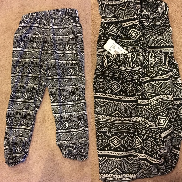 Loose Aztec-ish Print Capri