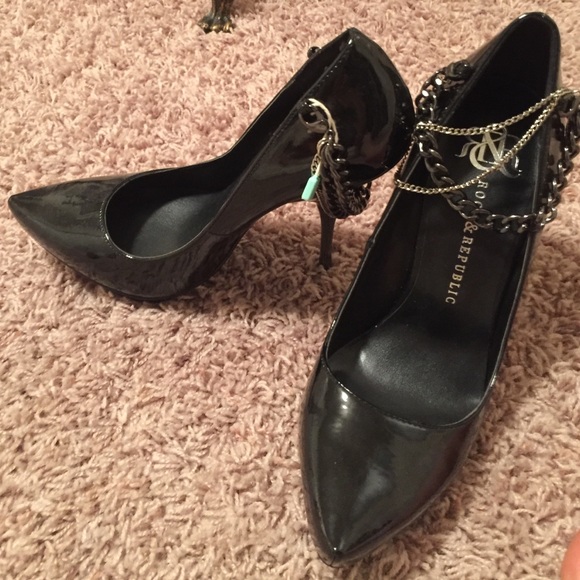 Chain rock republic pumps