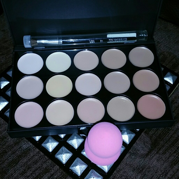 👋HOLD 👋Contouring kit /Makeup Brush
