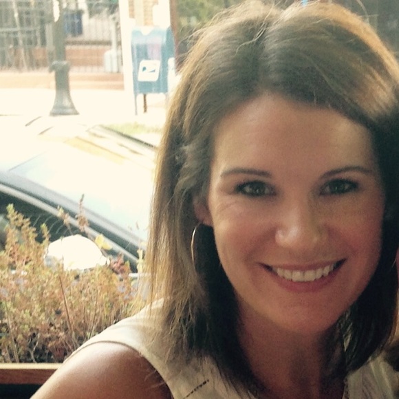 Meet your Posher, Laura - Picture 1 of 1