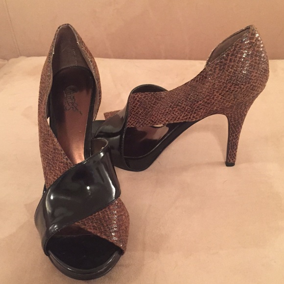 Carlos Santana Peep Toe Pumps