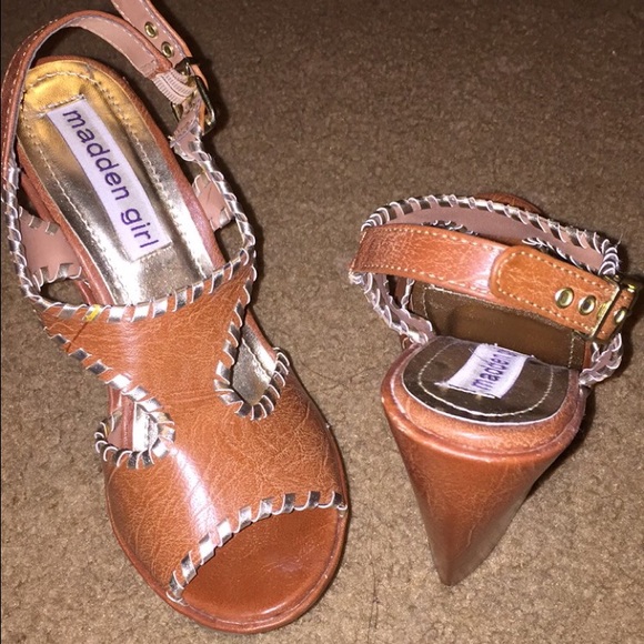 Madden girl cognac& gold wedges !! * used *