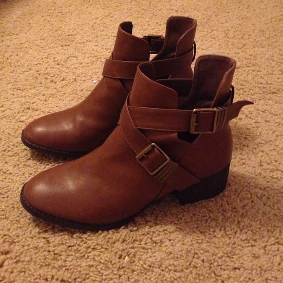 Adorable brown booties!