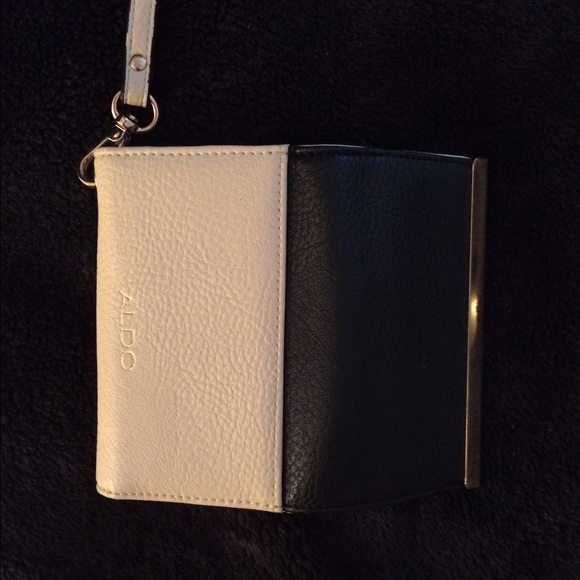 [Reduced] ✨✨iPhone 5/5s wallet case 💕