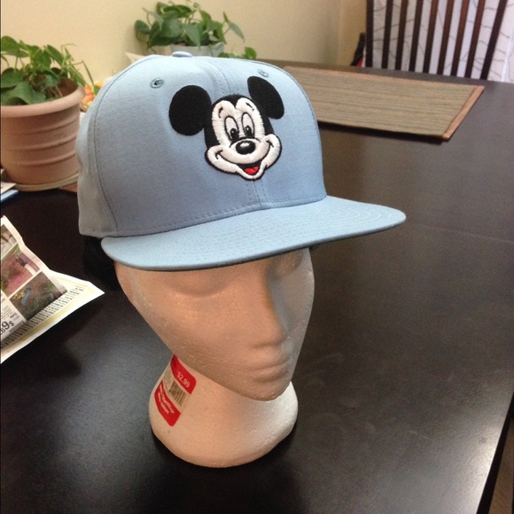 ❌Sold❌New Era SnapBack Mickey Hat in Baby blue - Picture 2 of 4
