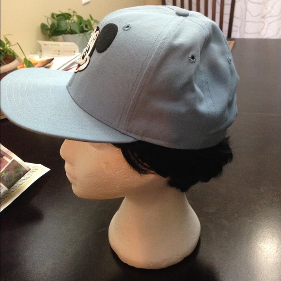 ❌Sold❌New Era SnapBack Mickey Hat in Baby blue - Picture 3 of 4