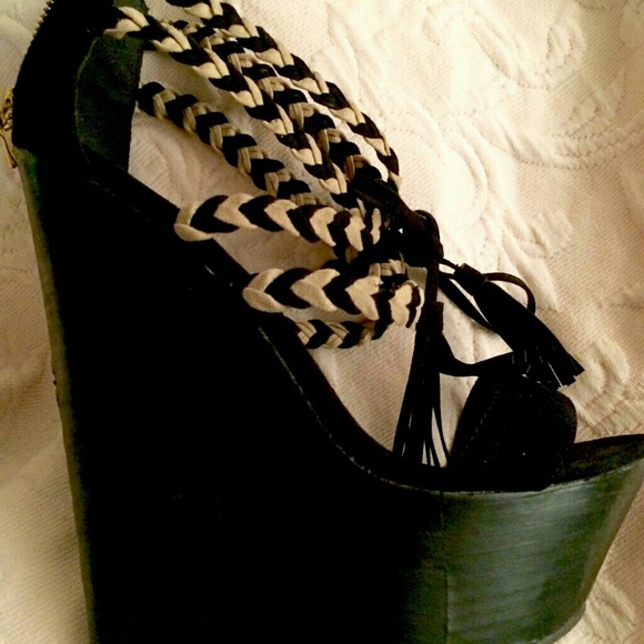 BLACK/TAN HIGH HEEL