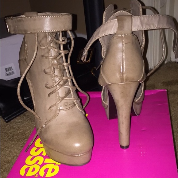 New ** taupe color,antique styled booties ! Size 6