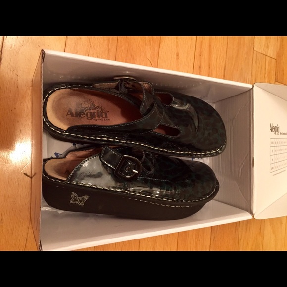 Alegria green tortoise print clog.