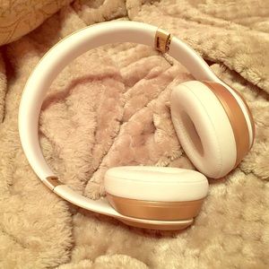 Wireless Gold Solo Beats