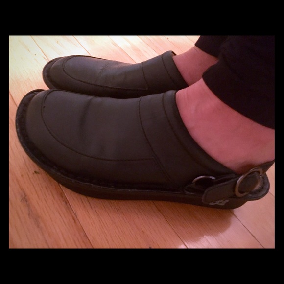 Very nice Algeria slide on shoes.