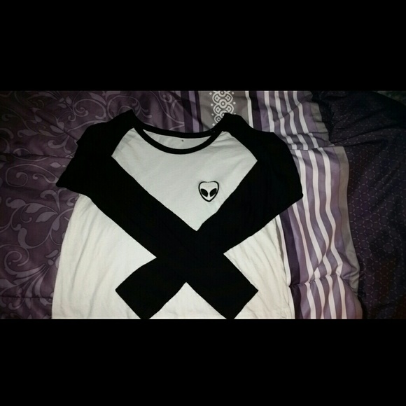 BRANDY MELVILLE ALIEN LONG SLEEVED CROP TOP