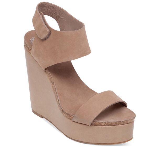 BNWB- Vince Camuto beige wedges